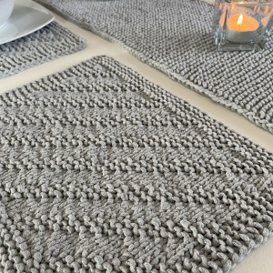 Komplet czterech podkładek i bieżnika pod zastawę stołową