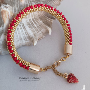 Bransoletka "gąsieniczka" z zawieszką w kształcie truskawki