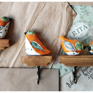 Zestaw wieszaków z pomarańczowymi ptaszkami