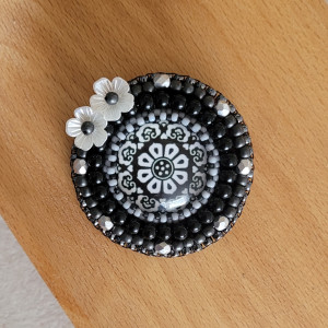 Okrągła Broszka haftowana koralikami