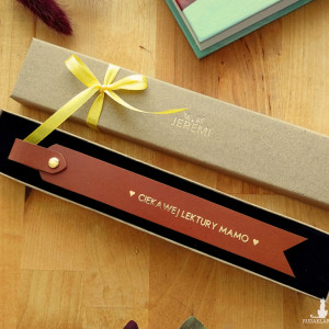 Prezent dla Mamy - Prezent na Dzień Matki - Zakładka skórzana ze złotym napisem - Zakładka do książki - Zakładka na prezent - Brązowa zakładka - Skóra naturalna