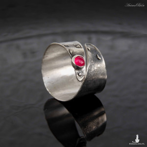 Obrączka srebrna z różowym agatem