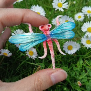 Ręcznie wykonana broszka w kształcie ważki, idealny prezent dla miłośników owadów