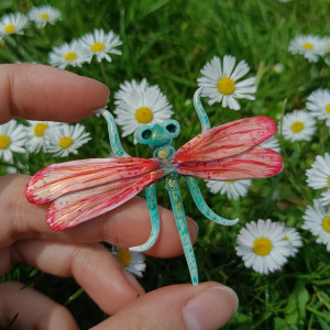 Ręcznie wykonana broszka w kształcie ważki, idealny prezent dla miłośników owadów