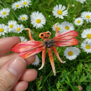 Ręcznie wykonana broszka w kształcie ważki, idealny prezent dla miłośników owadów