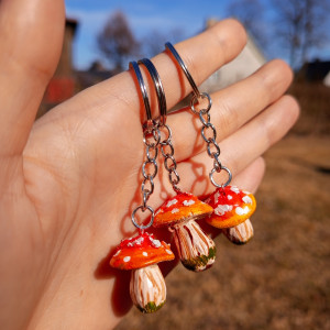 brelok muchomorka z glinki samoschnącej , idealny jako dodatek do prezentu