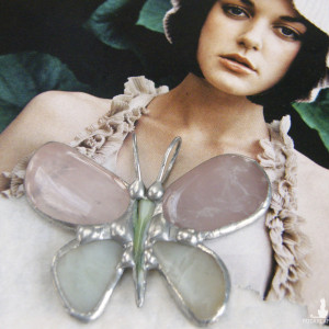 Pastelowy wisiorek motyl kwarc różowy i jadeit