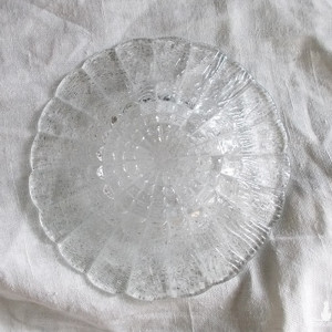 vintage talerzyki prl, szklane talerze na ciasto, prl szkło, ozdobne talerzyki do ciasta, cora talerzyki, Ząbkowice talerze Eryka Trzewik-Drost, Drost talerzyki, Ząbkowice talerze