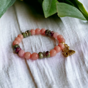 Bransoletka z różowymi jadeitami z motylkiem