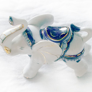 vintage słoń figurka, porcelanowy słoń, porcelanowa figurka słonia, figurka ze słoniem, słoń ozdoba do domu, słoń dekoracja na meble, słonik figurka ozdobna