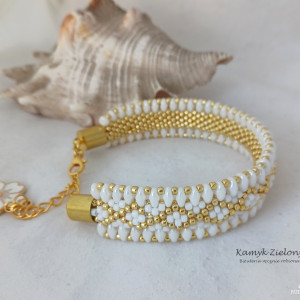 Bransoletka "gąsieniczka" biało-złota, z kwiatkiem