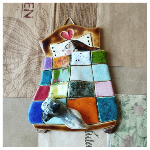 Szyld na drzwi  z kolorową kołderką