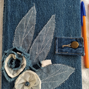 Okładka na zeszyt z aplikacją jeansowa