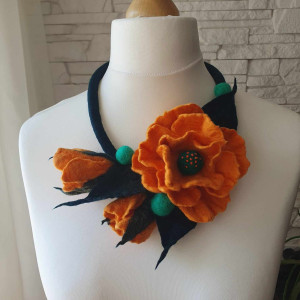 Naszyjnik z pomarańczowymi kwiatami