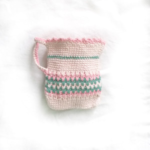 pastelowa dekoracja do kuchni, włóczkowy dzbanuszek, miękka zabawka dla dziewczynki, zabawka z włóczki