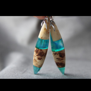 Kolczyki z drewna i żywicy