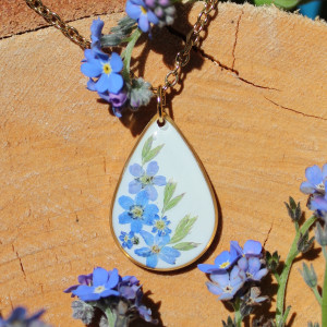 Złota zawieszka złoty wisiorek kwiat naszyjnik żywica z żywicy kwiaty niezapominajki łezka łza kropelka niezapominajkami