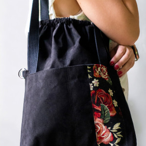 Czarna torba w kwiaty z kominem do wózka