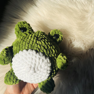 Zielona żabka amigurumi na szydełku