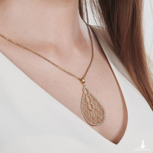 Złocony naszyjnik z orientalnym motywem Kasandra c993