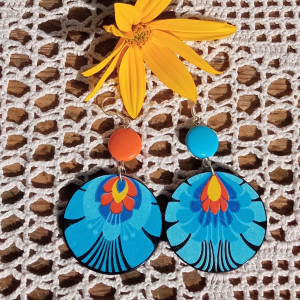 Niebiesko pomarańczowe kontrastowe kolczyki z ludowym wzorem, biżuteria etno boho hippie na lato, kolorowe lekkie drewniane kolczyki koła asymetryczne