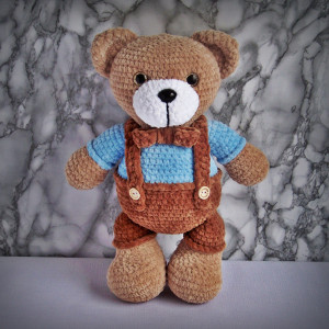 Szydełkowy miś w brązowych spodenkach (na zamówienie)