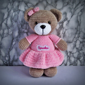 Szydełkowy miś z imieniem w różowej sukience (na zamówienie)