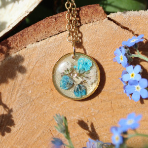 Niebieskie chmury gipsówka złota zawieszka złoty wisiorek kwiat naszyjnik żywica z żywicy kwiaty serce serduszko