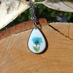 Srebrna zawieszka srebrny wisiorek kwiat naszyjnik żywica z żywicy kwiaty łezka łza gipsówka gipsówką niebieską