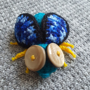 Broszka szydełkowa mucha 060