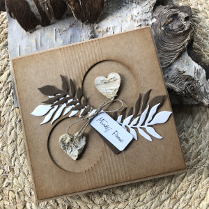 157,kartka na ślub z brzozowymi serduszkami w pudełku