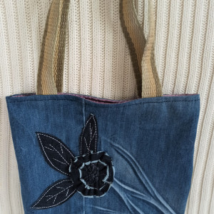 Jeansowa shopperka na ramię z kwiatkiem