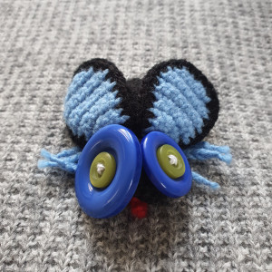 Broszka szydełkowa mucha 062