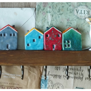 Wieszak z domkami i pieskiem