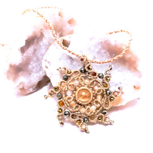 Słońce z kamieni Cytrynu i Pirytu w makramie ażurowa rozeta Delfina Dolls