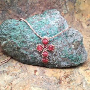 Krzyżyk z Rubinu i Jadeitu kamienie naturalne naszyjnik pleciony makrama Delfina Dolls