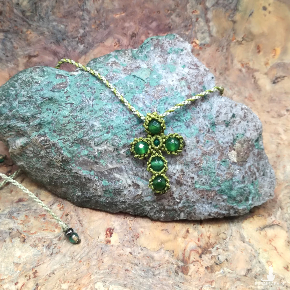 Krzyżyk z Szmaragdu i Agatu naszyjnik regulowany makrama kamienie naturalne Delfina Dolls