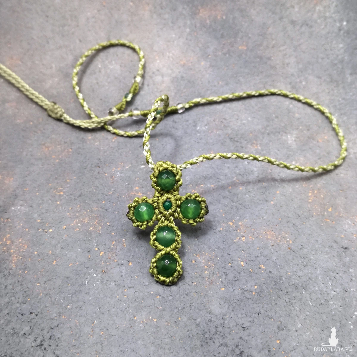 Krzyżyk z Szmaragdu i Agatu naszyjnik regulowany makrama kamienie naturalne Delfina Dolls