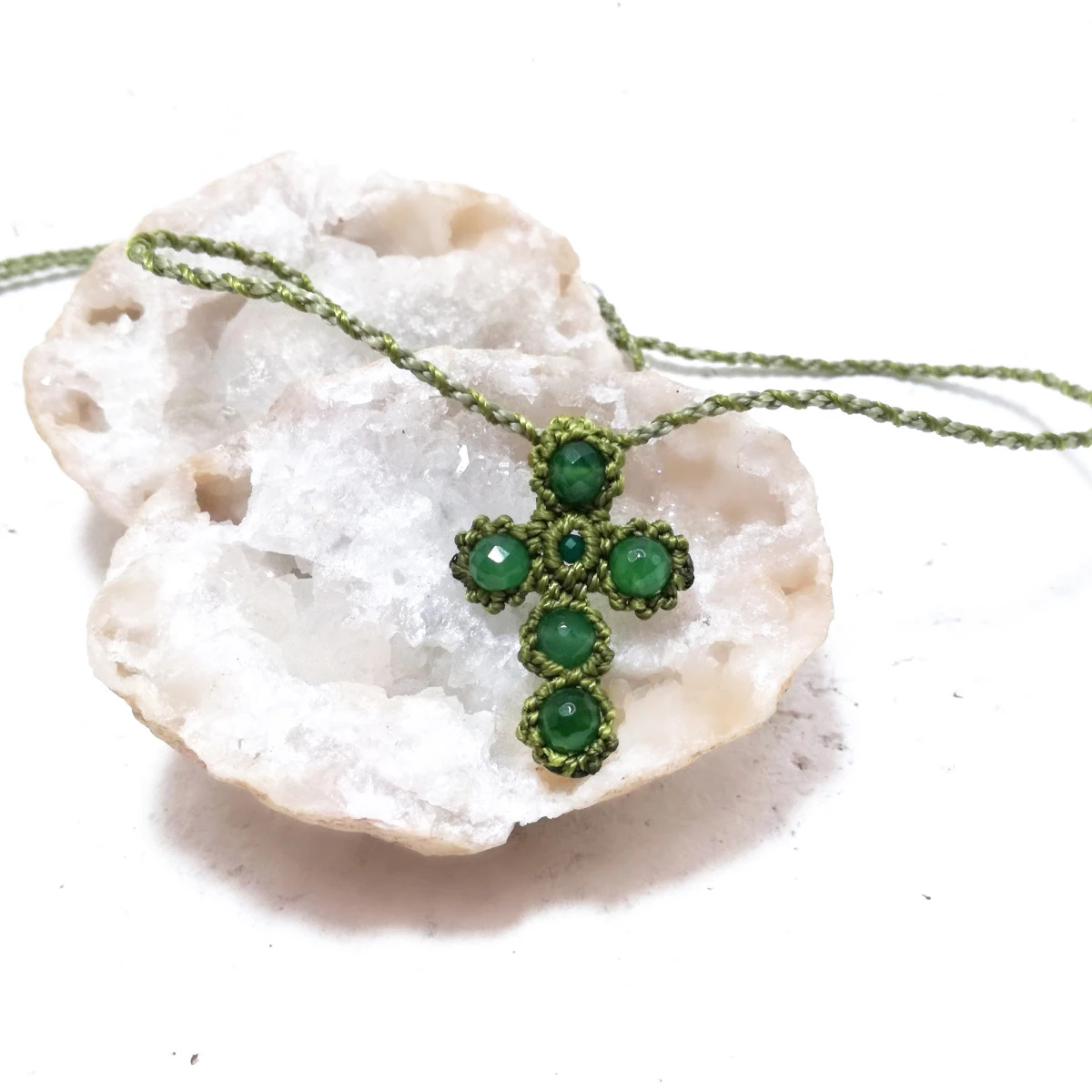 Krzyżyk z Szmaragdu i Agatu naszyjnik regulowany makrama kamienie naturalne Delfina Dolls