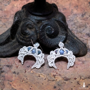 LUNULA biała Szafir Sodalit słowiański księżyc kolczyki makrama srebro 925 Delfina Dolls