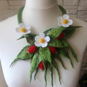 Naszyjnik z truskawkami