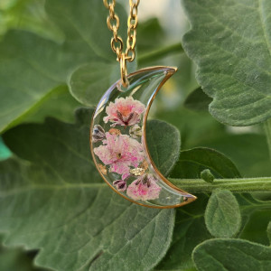 złota zawieszka złoty wisiorek naszyjnik żywica z żywicy kwiaty z kwiatami księżyc kwiaty żywica biżuteria różowa gipsówka