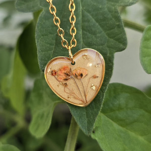 Złota zawieszka złoty wisiorek kwiat naszyjnik żywica z żywicy kwiaty z kwiatami serce serduszko gipsówka pomarańczowa