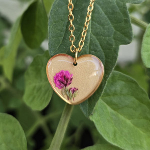 Złota zawieszka złoty wisiorek kwiat naszyjnik żywica z żywicy kwiaty z kwiatami serce serduszko gipsówka różowa