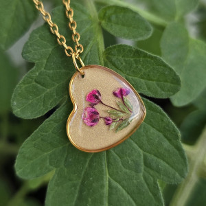 Złota zawieszka złoty wisiorek kwiat naszyjnik żywica z żywicy kwiaty z kwiatami serce serduszko gipsówka różowa