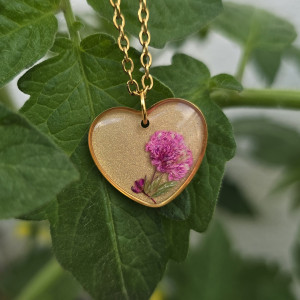 Złota zawieszka złoty wisiorek kwiat naszyjnik żywica z żywicy kwiaty z kwiatami serce serduszko gipsówka różowa