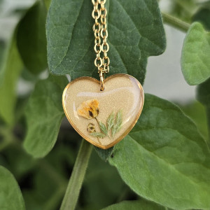 Złota zawieszka złoty wisiorek kwiat naszyjnik żywica z żywicy kwiaty z kwiatami serce serduszko gipsówka żółta