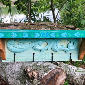 Wieszak na ubrania z półeczką