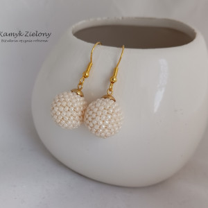 Kolczyki - koralikowe kuleczki w kolorze jasnego beżu