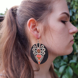 Duże okrągłe kolczyki z parzenicą, góralski podhalański wzór, biżuteria boho etno folk, czarno czerwono beżowe